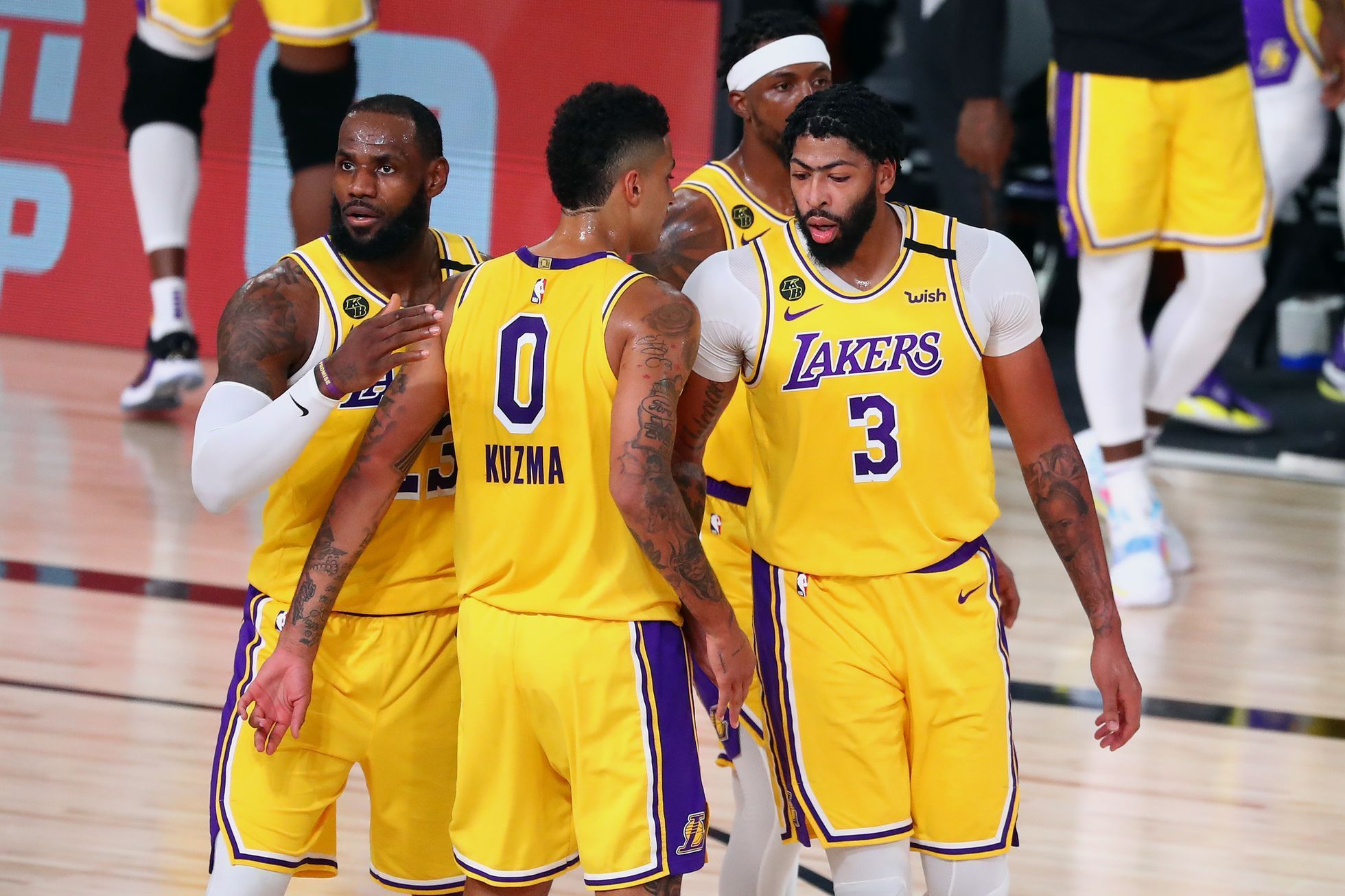 Play off NBA 2020: LeBron James (vlevo) a další basketbalisté Los Angeles Lakers