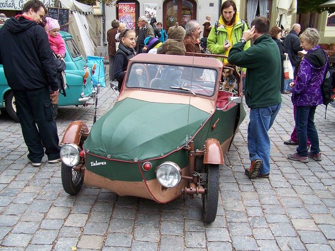 Velorex. Také legenda. Též známý jako hadrák, hadraplán, hadrolet, husí stehno či montgomerák. První sérii těchto tříkolek zkonstruovali bratři František a Mojmír Stránští v roce 1945 v České Třebové. To se ještě vozítko jmenovalo OSKAR - kára na ose. Tříkolové vozítko s trubkovým rámem potaženým koženkou. Údajně se jedná o jediné homologované vozidlo s plátěnou karoserií na světě. Po znárodnění byla výroba přenesena do Solnice u Rychnova n. Kn. a Velorex se vyráběl coby vozítko pro invalidy. Františkovi Stránskému se tříkolky staly osudné. Při testování nového modelu si v roce 1954 přivodil těžká zranění, na něž později zemřel. Velorex proslavil film Vrchní, prchní. Jezdí v něm ústřední hrdina. Replika Josefa Abrháma "Ten neublíží, ten leští" zlidověla.