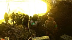 Ukrajinští vojáci na frontové linii u Bachmutu.