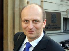 Rande naslepo. 25.3.2017 od 17:00. Vzruujc prce v luxusnm hotelu - to je vysnn budoucnost, kterou si hk Saliya (Kostja Ullmann) u od dtstv. Msto Frdlant