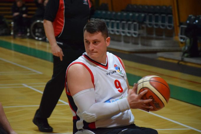 Tomáš Nevěčný, hráč WBS Pardubice, při zápase rakouské ligy