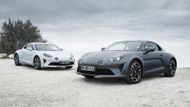 Loni měla v Palexpu výstavní premiéru nová Alpine A110, letos se kompaktní sportovní vůz ukáže ve dvou nových verzích. Šedá Pure je více zaměřená na řidiče a přináší také nízkou hmotnost, bílá Légende je naopak spíše pohodlným GT s koženým čalouněním a karbonovým obložením. Technika zůstává nezměněná - tedy 1.8 TCe v kombinaci s dvouspojkovým automatem.