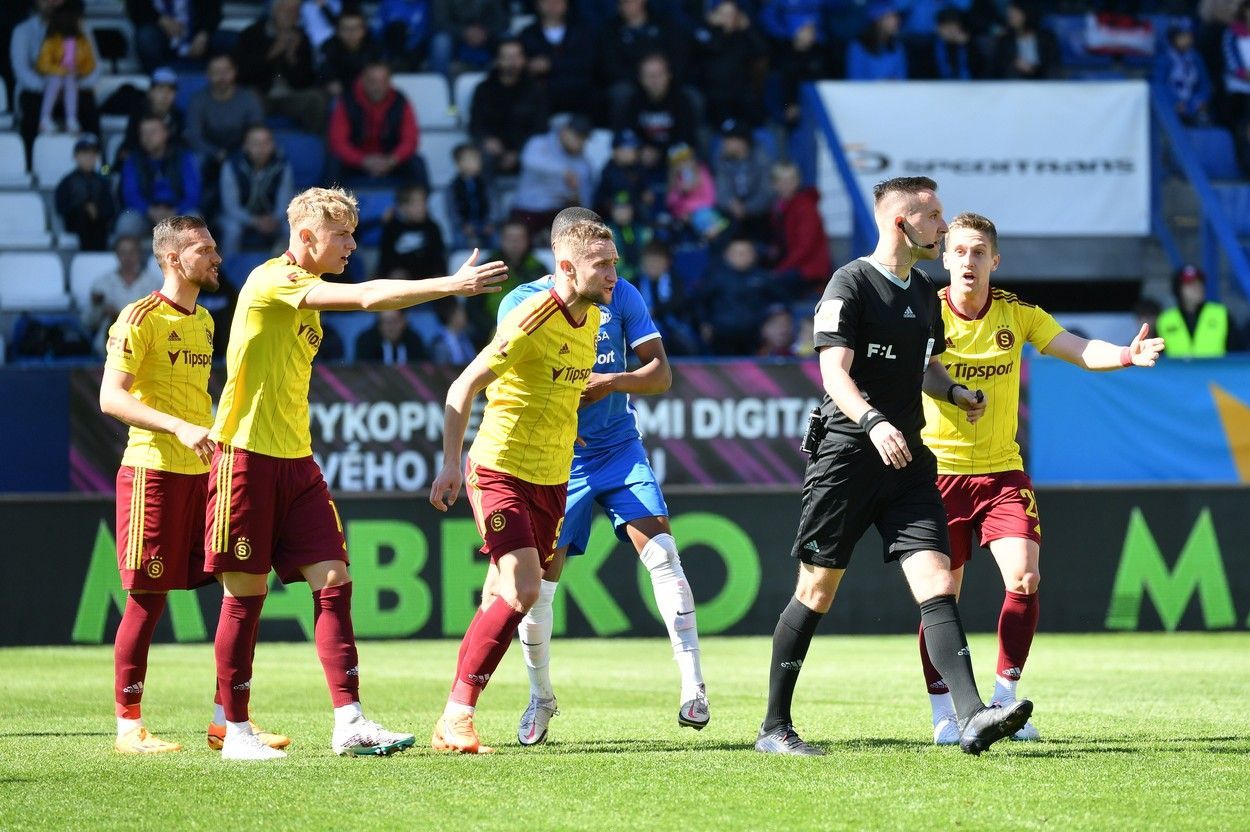 fotbal, Fortuna:Liga 2022/2023, Liberec - Sparta, rozhodčí Dominik Starý, Tomáš Wiesner