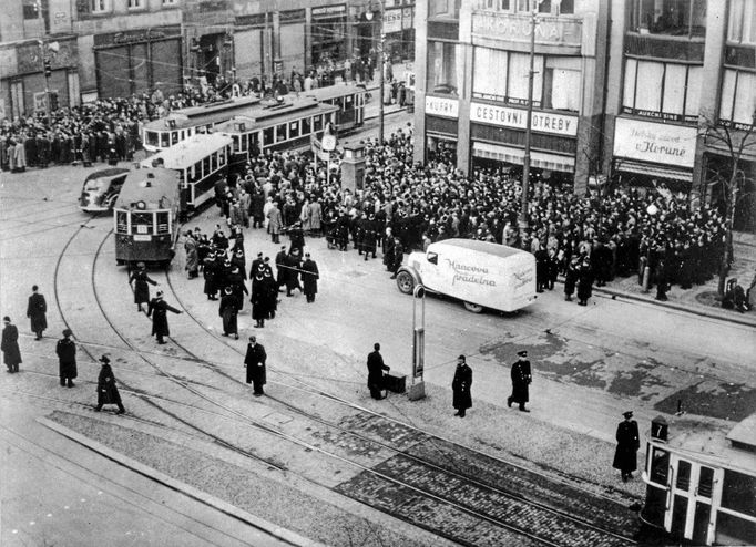 Historická fotografie zachycující provoz tramvajové linky na Václavském náměstí, která zde byla v provozu mezi lety 1884-1980.