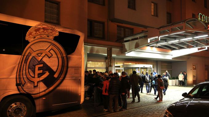 Fotbalisté Realu přijíždějí před hotel Marriott