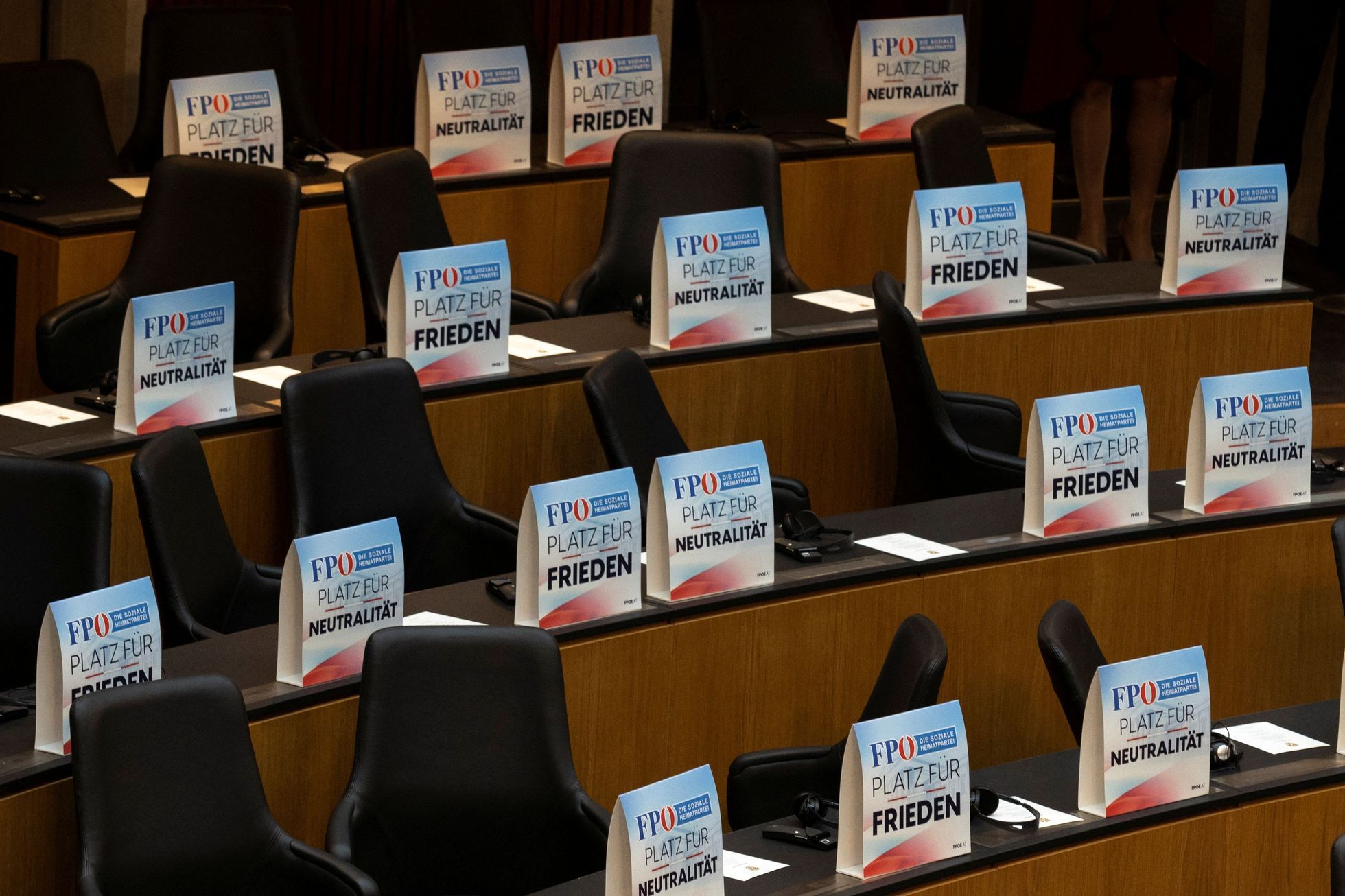 Poslanci Svobodné strany Rakouska (FPÖ) opustili sál v době proslovu ukrajinského prezidenta Volodymyra Zelenského. Na stolech nechali nápisy, že jsou pro mír a neutralitu.