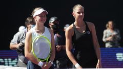 Barbora Krejčíková a Karolína Plíšková ve vzájemném zápase na Turnaji mistryň