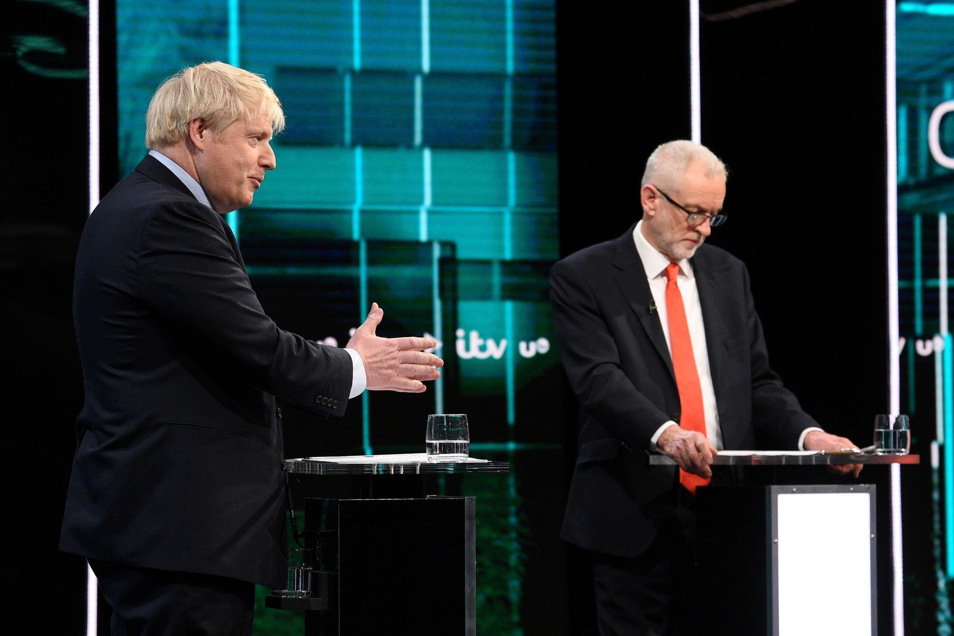 Boris Johnson a Jeremy Corbyn při televizní debatě před volbami, 19. 11. 2019