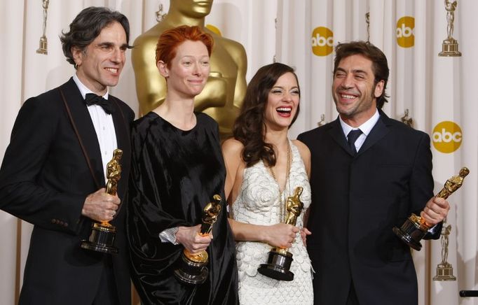 Nejlepší herci loňského roku (zleva): Daniel Day-Lewis (hlavní mužská role); Tilda Swinton (nejlepší žena ve vedlejší roli; Marion Cotillard (nejlepší herečka) a Javier Bardem (vedlejší mužská role).