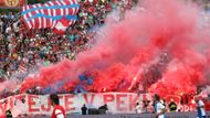 Podle odhadů policie se na tribuny stadionu dostalo kolem 35 000 fanoušků. Prodáno přitom mělo být jen 23 000 lístků.