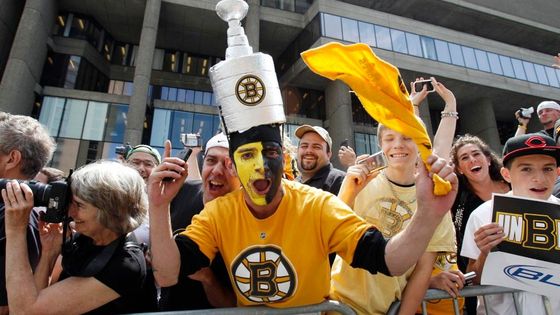 Milionový dav a jízda v obojživelných vozech. Tak Boston slavil Stanley Cup