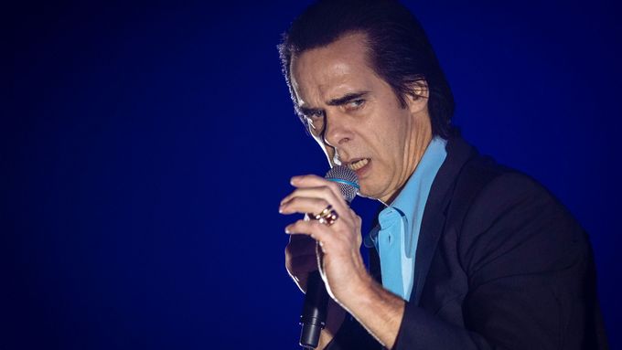 Nick Cave na pražském koncertě.