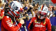 Vettelovi ale triumf tak trochu "spadl do klína". V čele závodu byl až do výměny pneumatik druhý pilot Ferrari Charles Leclerc startující z pole position.