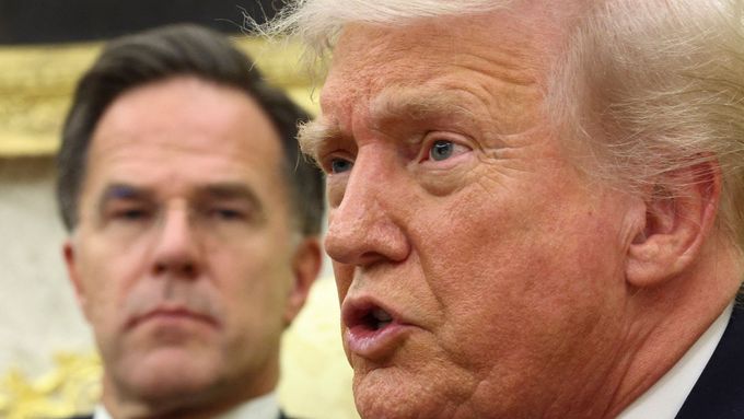 Americký prezident Donald Trump při setkání s generálním tajemníkem Severoatlantické aliance Markem Ruttem.