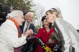 Centrum navštívila i švédská královna Silvia (v červeném kostýmku) v doprovodu nizozemské královny Máximy (ve stříbrném kostýmku).