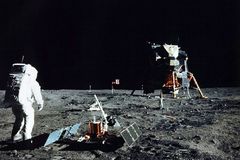 NASA draží měsíční prach. Vzorky z Armstrongovy mise mají cenu 94 milionů korun