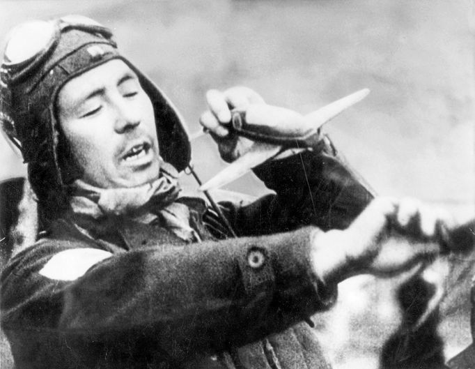 Na snímku: Japonský instruktor ukazuje útok kamikaze, 1. ledna 1944. Piloti cvičili starty a přistání s dřevěnými rámy a ovládacími pákami.