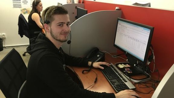 Operátor call centra Vít Mudrik pomůže denně i pěti desítkám volajících