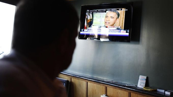 Horst Linsen z Německa poslouchá v baru v San Francisku oznámení Baracka Obama o jeho podpoře sňatků homosexuálních párů.