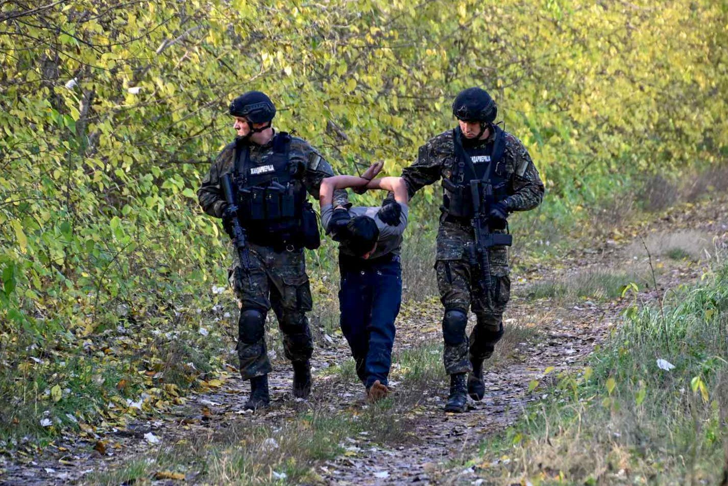 Zadržení migranta poblíž hranic mezi Srbskem a Maďarskem v Srbsku v neděli 29. října 2023.