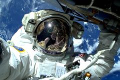 Astronauti upravovali ISS. Stanice se chystá na přistávání vesmírných lodí od SpaceX či  Boeingu
