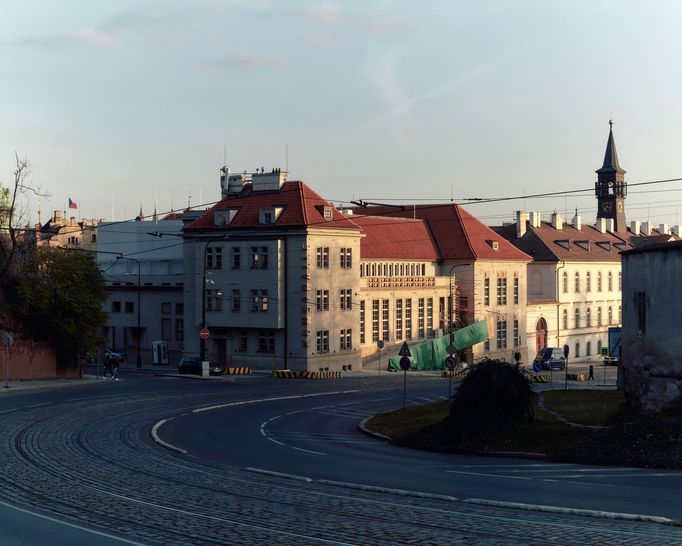 Pohled na fasádu Kunsthalle Praha.