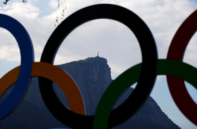 Pět kruhů je symbolem olympijských her, socha Krista Spasitele symbolizuje Rio de Janeiro.