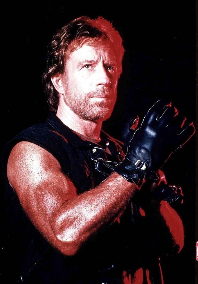 Chuck Norris jako plukovník Scott McCoy v akčním filmu Delta Force 2: Kolumbijská spojka (1990),