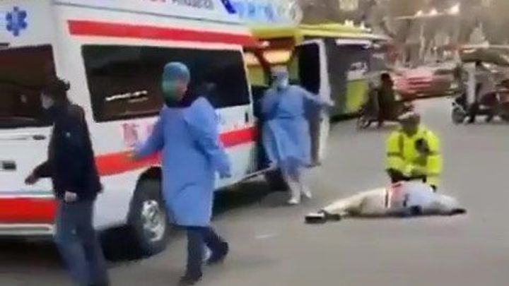 "Lidé padají jako mouchy." Zvěsti o covidu šly zpočátku do extrému. Nevyplatilo se to