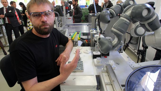 Foto: První spolupracující robot nasazen v Česku. Spolu s člověkem jim šla práce pěkně od ramen