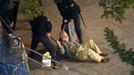 A protester is dragged away by police during a demonstration outside the Spanish parliament in Madrid, September 25, 2012. Police prepared on Tuesday for anti-austerity demonstrations in Spain's capital ahead of the government's tough 2013 budget that will cut into social services as the country teeters on the brink of a bailout. REUTERS/Sergio Perez (SPAIN - Tags: CIVIL UNREST POLITICS) Published: Zář. 25, 2012, 8:06 odp.