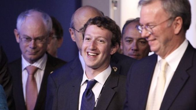 Mark Zuckerberg a Eric Schmidt. Přátelství je fantastická věc, otázka je v čí sociální síti.