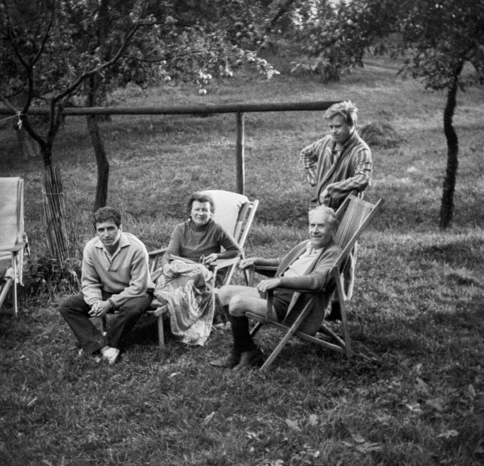 Rodina Havlových na Hrádečku. Na snímku, pořízeném před svatbou Ivana M. Havla v roce 1968:  Ivan M. Havel, Božena Havlová, Václav M. Havel a Václav Havel na Hrádečku