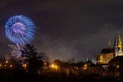 Novoroční ohňostroj byl letos v Praze naposled. Vystřídají jej projekce na budovy