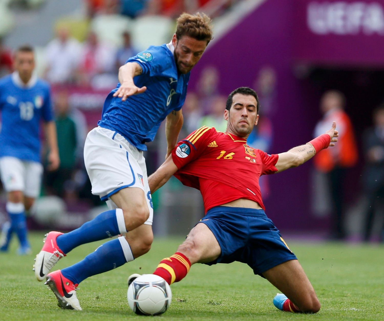 Claudio Marchisio a Sergio Busquets  v utkání základní skupiny mezi Španělskem a Itálií na Euru 2012
