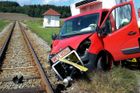 Dva lidé se zranili při srážce vlaku s autem u Brna