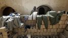 A Malian soldier dries military uniforms in the recently liberated town of Diabaly January 24, 2013. REUTERS/Eric Gaillard (MALI - Tags: CIVIL UNREST CONFLICT MILITARY POLITICS) Published: Led. 24, 2013, 6:48 odp.