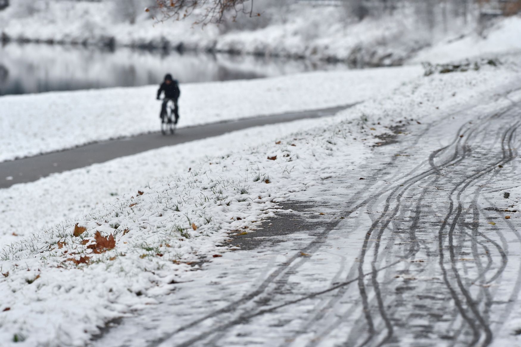 Cyklistka / Kolo / Zima / Sníh / Jízda na kole ve sněhu / Počasí / Sněžení / Ilustrační foto