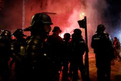 Světlicemi proti policistům. Oslavy postupu Maroka vyústily v nepokoje