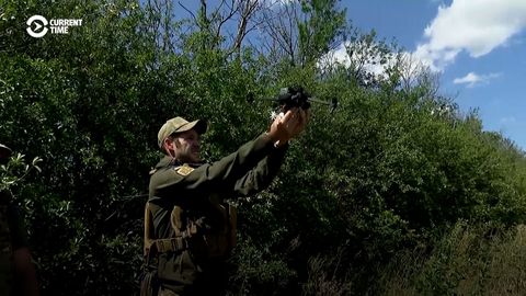 Ukrajinec "Šroub" deptá Rusy se zabijáckými drony. Reportér ho natočil přímo v akci