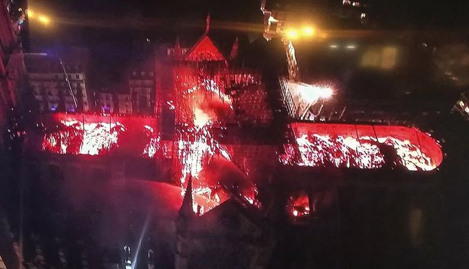 Požár katedrály Notre-Dame v Paříži 15. dubna 2019 zachycen z ptačí perspektivy. Oheň zničil střechu a věž této historické památky.