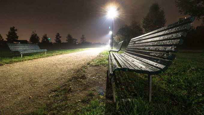 Lampy vytrvale svítí například i v pražských parcích, kde se to v noci lidmi na vycházce přímo nehemží.