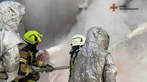 Hasiči o víkendu likvidovali následky ruského raketového útoku ve města Ivano-Frankivsk na západě Ukrajiny.