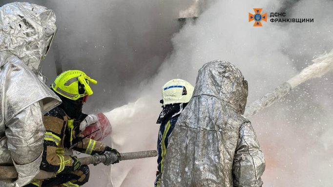 Hasiči o víkendu likvidovali následky ruského raketového útoku ve města Ivano-Frankivsk na západě Ukrajiny.