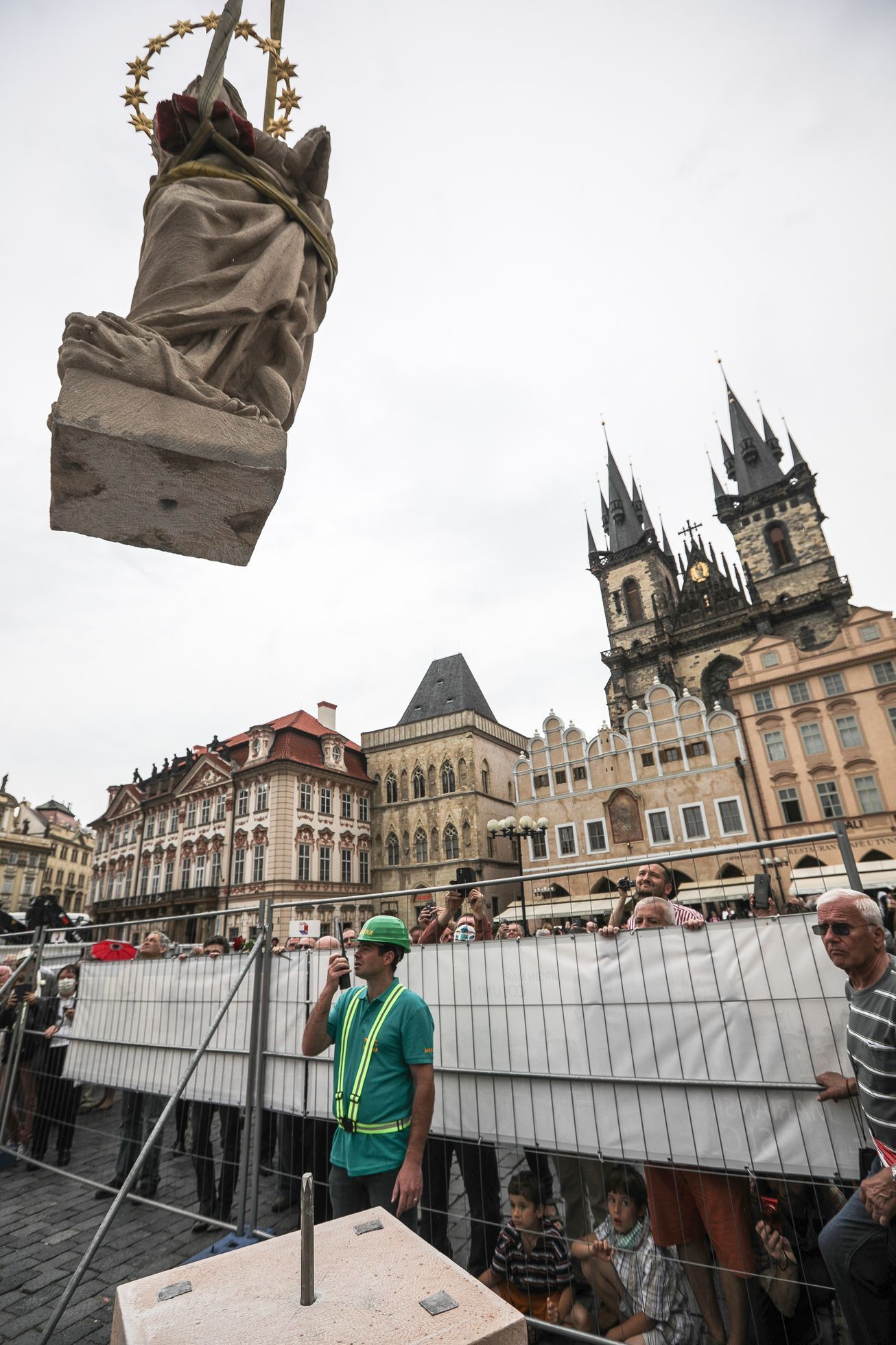 Stavba Mariánský sloup, Staroměstské náměstí, sochař Petr Váňa