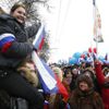 V Moskvě demonstrují desetitisíce Putinových přívrženců