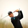 Belgický golfista Nicolas Colsaerts odpálil míček během Pro-Am Volvo čínském šampionátu v Binhai Lake Golf Clubu v Tianjinu.