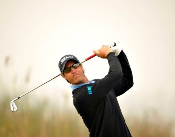 Belgický golfista Nicolas Colsaerts odpálil míček během Pro-Am Volvo čínském šampionátu v Binhai Lake Golf Clubu v Tianjinu.