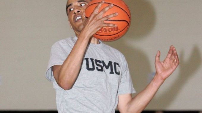 Oblíbeného basketbalu si Obama v poslední době moc neužil