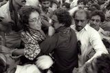 Temperament: Jedna ze stránek Benazír Bhuttové. Na snímku z mítinku v Lahore z roku 1986 je zachycena, jak ji její příznivci zadržují, aby se nedostala do ještě větší bitky. Předtím jí jeden z účastníků shromáždění rozčílil natolik, že ztratila trpělivost a nafackovala mu.